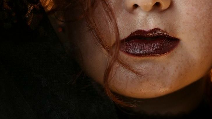 8 Things Curvy Women Do at Home That Drain Their Style Confidence